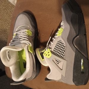 Jordan 4 Volt/Gray